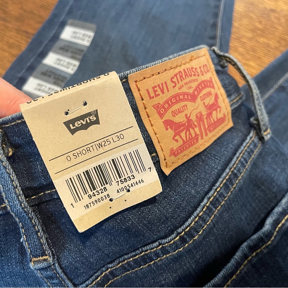 Levi’s 725 High Rise Bootcut - Picture 7 of 14